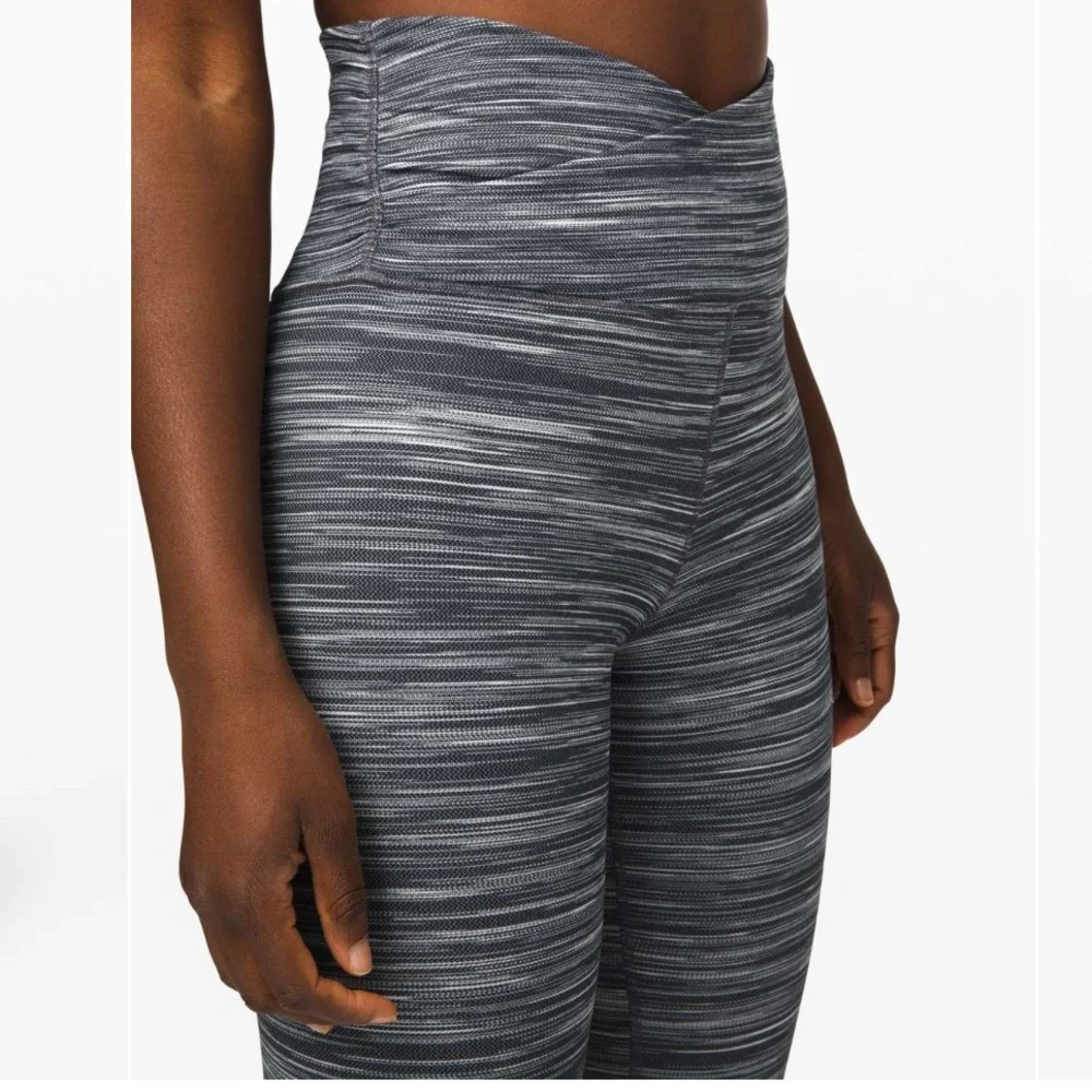 Lululemon Athletica Align Crop 21" Leggings Black and White Womens Sz 4 EUC - Picture 3 of 9